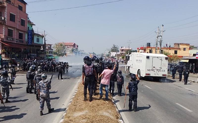 पहिचानवादीले जलाइदिए एमालेको गेट,  मुख्यमन्त्री केदार कार्की सवार गाडीमा आक्रमण