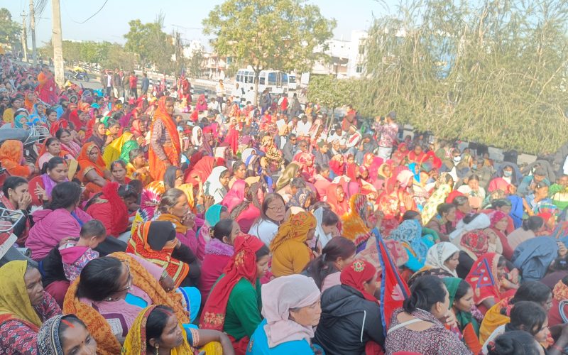 राष्ट्र बैङ्कअगाडि लुम्बिनी प्रदेशका लघुवित्तिय संस्था विरुद्धको प्रदर्शन