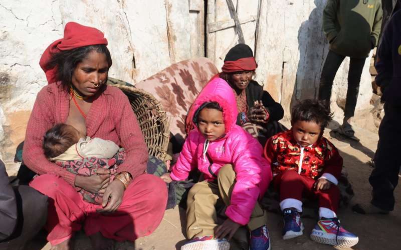 आमाको मृत्युपछि ४ महिने शिशुसहित तीन बालबच्चाको बिचल्ली