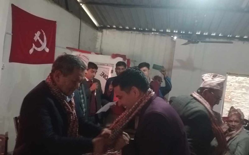 समाजवादी नवलपुरमा पहिरो, जिल्ला अध्यक्षसहित दर्जनौँ एमाले प्रवेश 