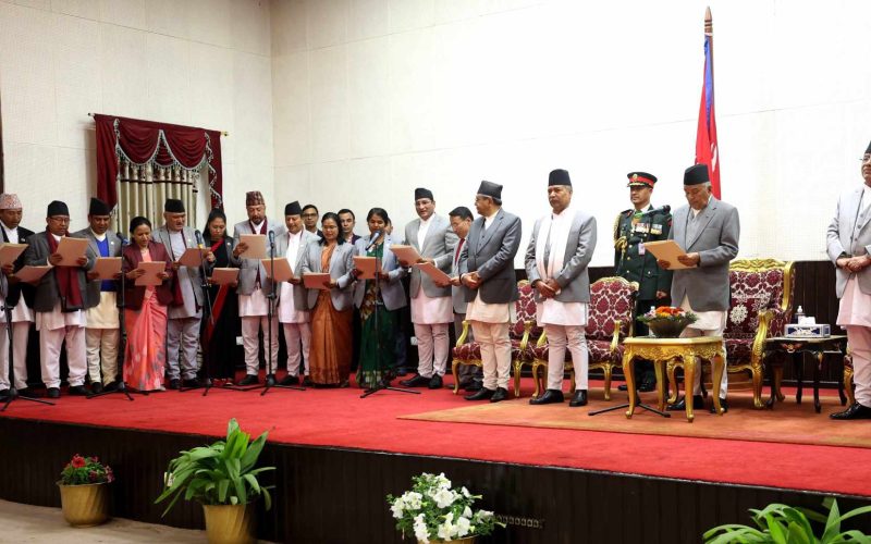 नवनियुक्त मन्त्रीले लिए शपथ