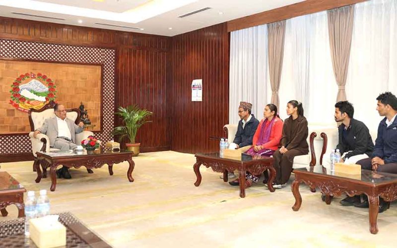 प्रधानमन्त्रीसँग विपिन जोशीका परिवारको भेट
