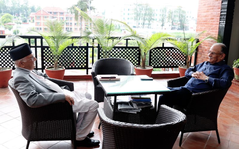 बालुवाटार पुगे ओली, प्रधानमन्त्री प्रचण्डसँग छलफल गर्दै,  सत्ता समीकरण तरङ्गित