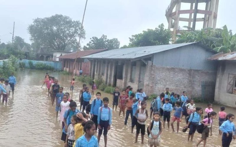 विद्यालयको कक्षा कोठामा पानी पसेपछि पठनपाठन अवरुद्ध