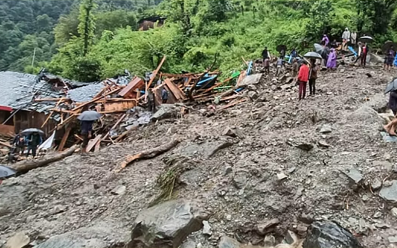 भारतको हिमाचलमा वर्षापछि आएको भीषण बाढी पहिरोले ५० जना बेपत्ता