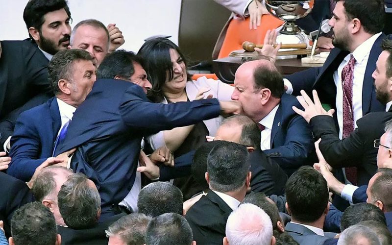 टर्कीको संसदमा सत्ता पक्ष र विपक्षी सांसदबिच हानाहान