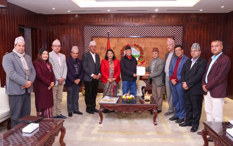 प्रधानमन्त्रीसमक्ष सहकारीसम्बन्धी अध्यादेशमा सुझाव हस्तान्तरण