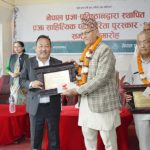 कुलपति राईद्वारा दुवाल र चन्द ‘प्रज्ञा साहित्यिक पत्रकारिता पुरस्कार’बाट पुरस्कृत 